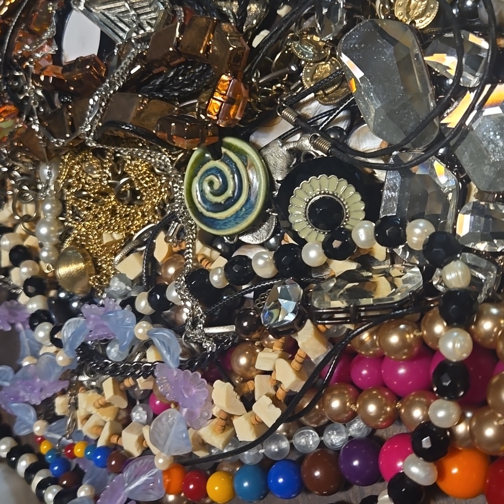 Jewelry and purses show tonight 1030 EST